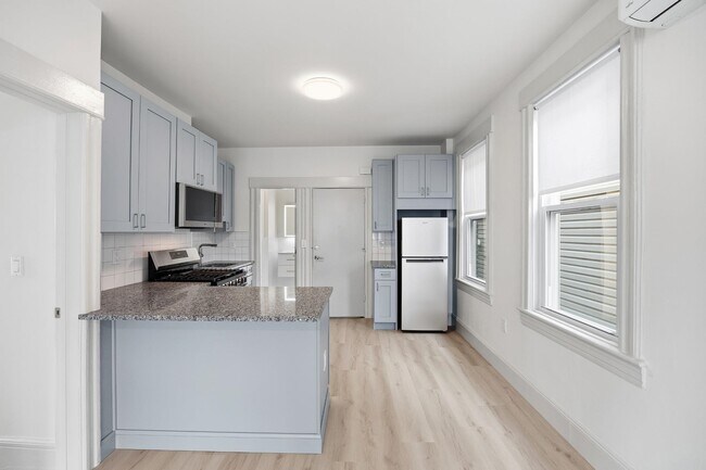 Building Photo - 42 W 47th St