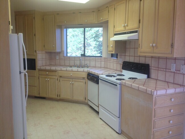 Building Photo - Views Galore! Amazing 2 bed 2 bath Granny ...