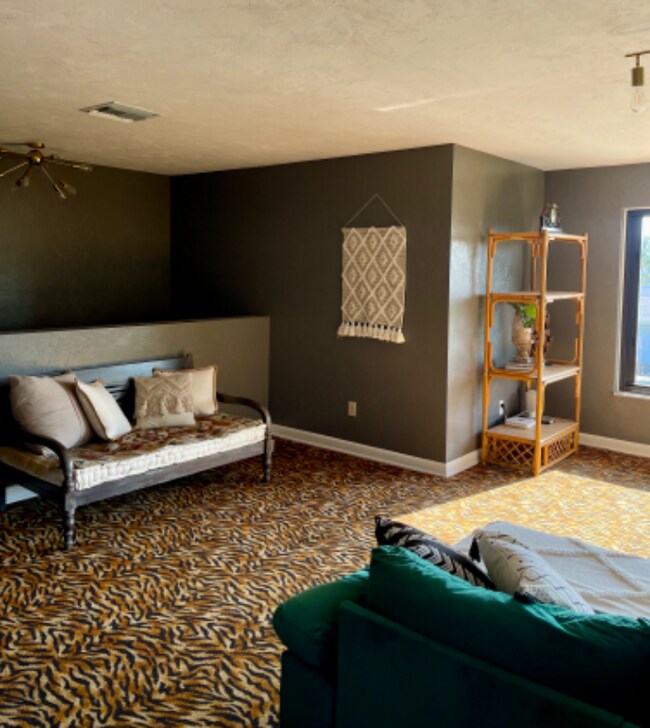 Building Photo - 10602 Vanderbilt Dr