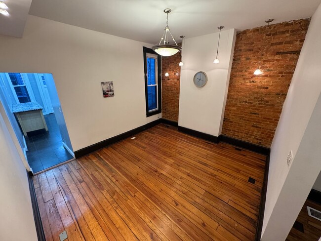 Foto del edificio - BEAUTIFUL, large brick row home in Hollins...