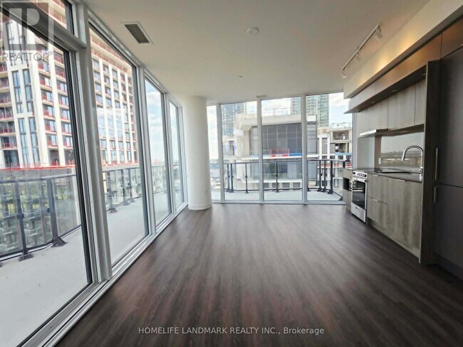 Building Photo - 448 Burnhamthorpe Rd W
