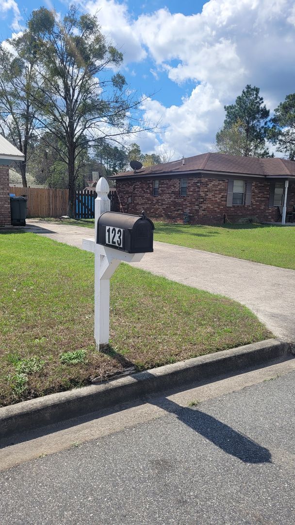 Building Photo - Charming 3 bed, 2 bath