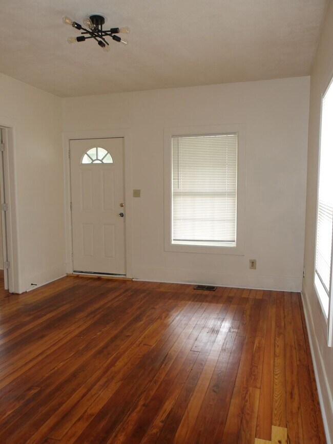 Building Photo - Remodeled 3BR/1BA House off of Taylor Blvd.