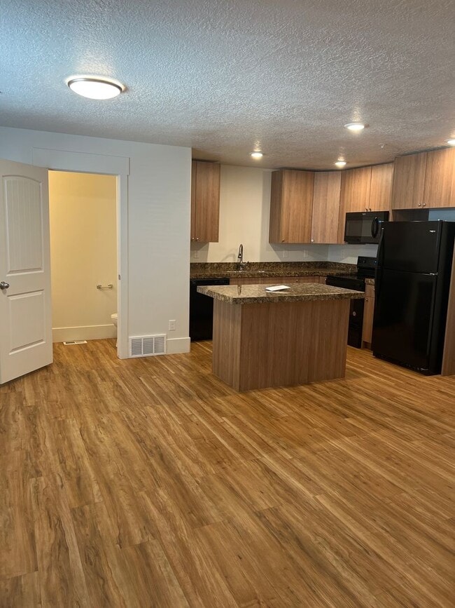 Building Photo - 423 Cheyenne Dr