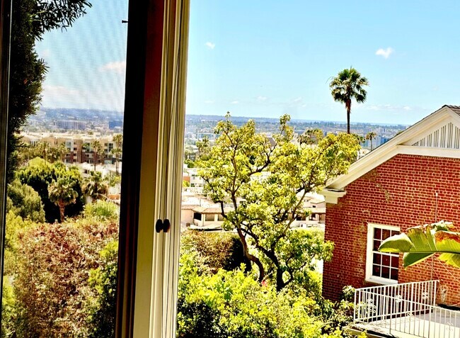 Ventana del salón con vistas parciales al océano. - 1760 N Fairfax Ave