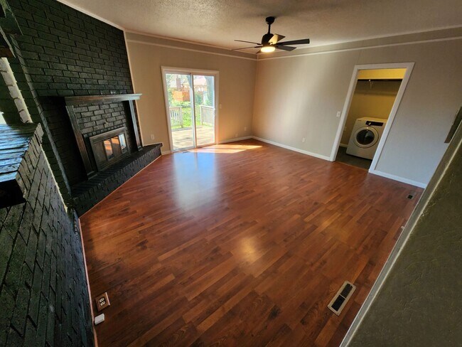 Foto del edificio - Spacious 3-Bedroom, 1.5-Bathroom Home AVAI...