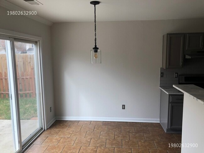 Building Photo - 10123 Green Hedge Ave