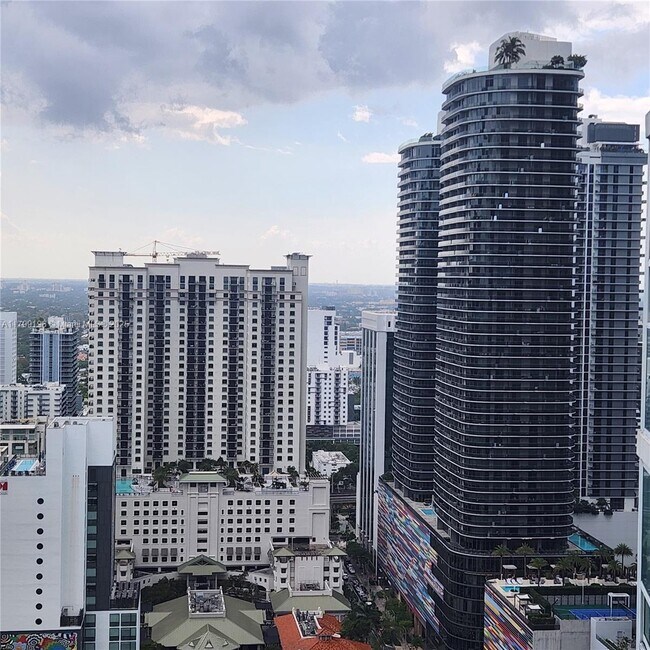 Building Photo - 950 Brickell Bay Dr
