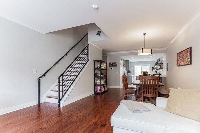 Building Photo - Beautiful 3 floor townhome next to Dickins...