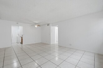 Building Photo - 10148 Twin Lakes Dr
