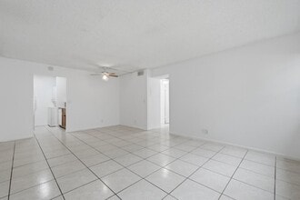 Building Photo - 10148 Twin Lakes Dr