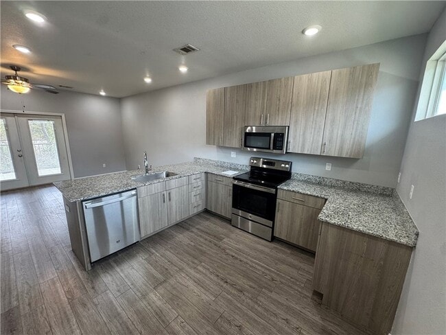 Building Photo - 1512 S Razorback Rd