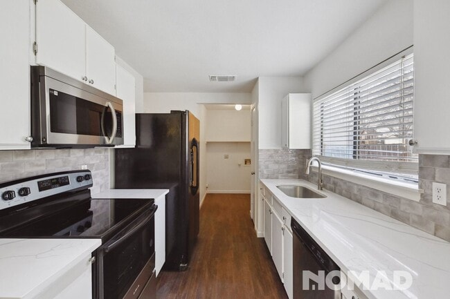 Building Photo - Just Remodeled!  3BR House in NORTH WEST S...