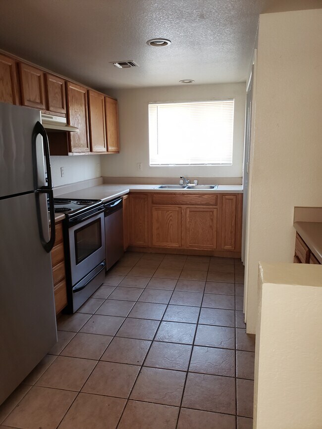 Kitchen - 814 E Lester St