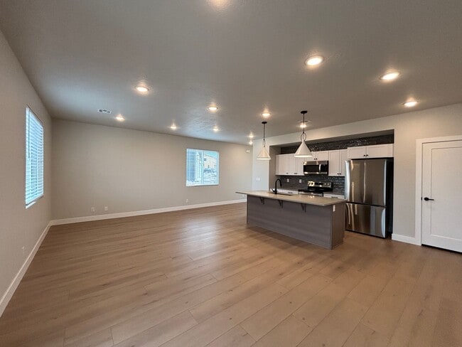 Foto del edificio - BRAND NEW END TOWNHOME FOR RENT!