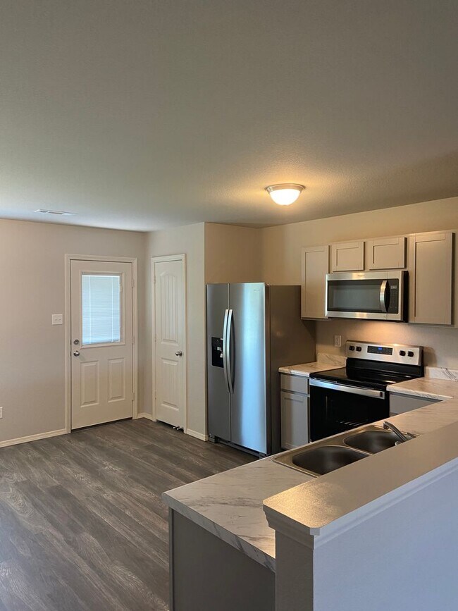 Foto del edificio - Four Bedroom | Two Bath Home in Conrad Court