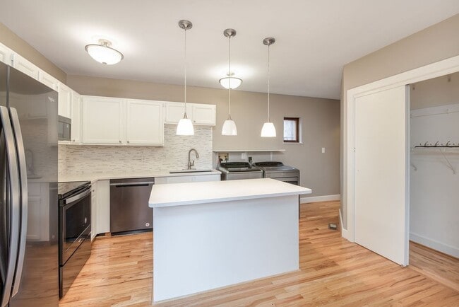 Building Photo - 834 Summit St