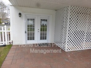 Building Photo - 836 Salem Dr