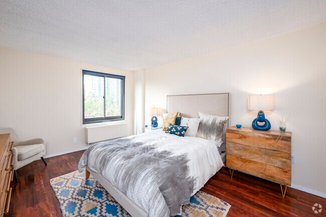 1 habitación, 1 baño, 721 pies cuadrados - Dormitorio - ReNew Old Town