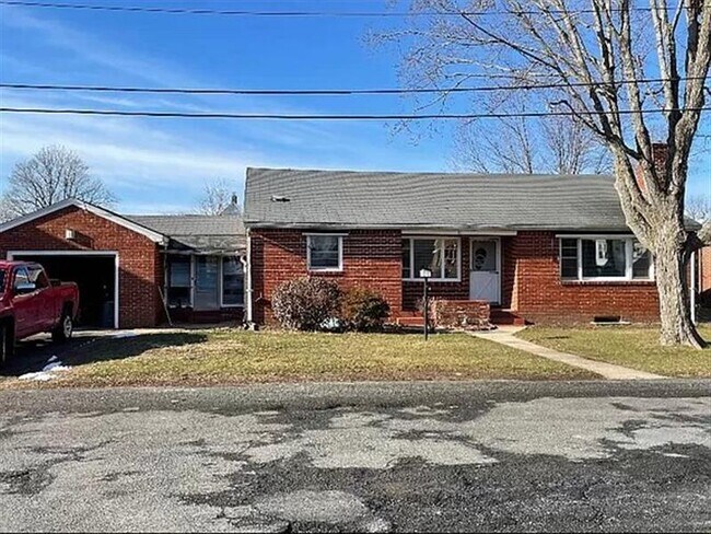 Building Photo - Freshly painted, refinished fl