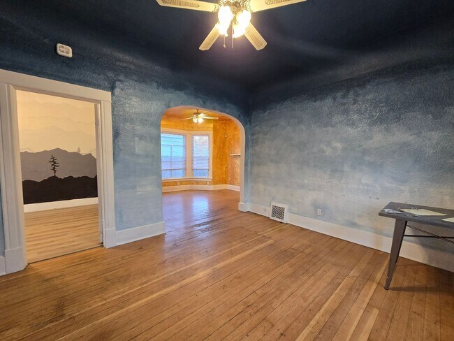 Building Photo - 135 Custer Ave