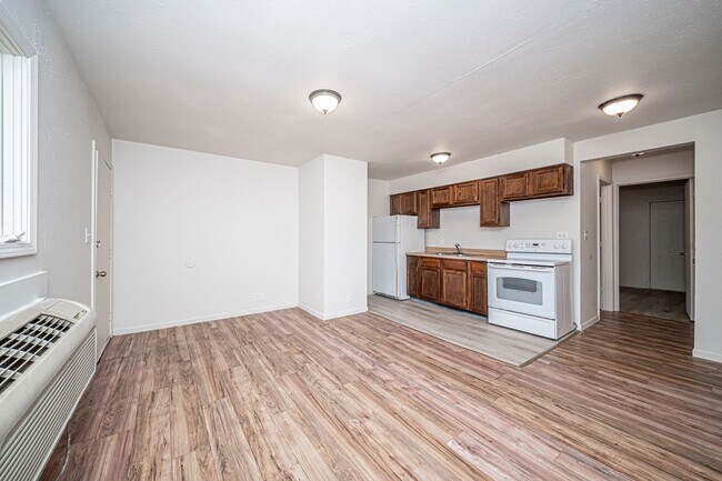 Foto del edificio - Please View 3D Virtual Walk-Through Before Scheduling a Showing