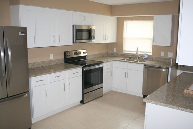 Building Photo - Beautiful Updated Condo