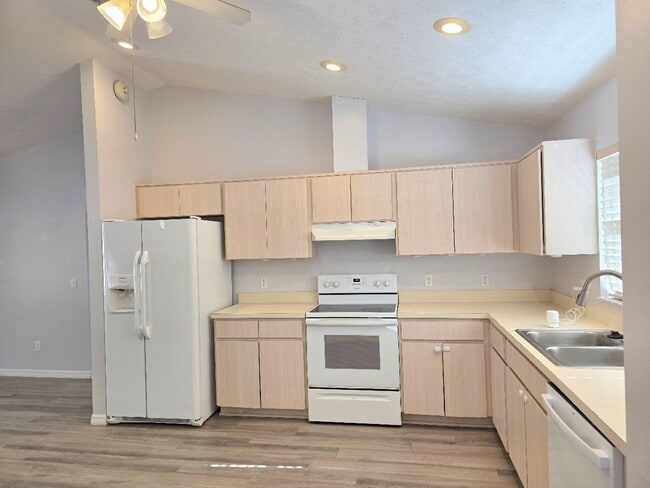 Building Photo - 3 bedroom, 2 bath, 2 car garage on a large lot!