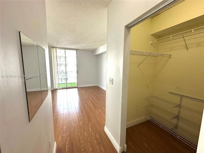 Foto del edificio - 5077 NW 7th St