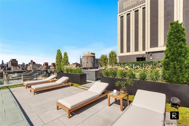 Building Photo - 212 W 93rd St