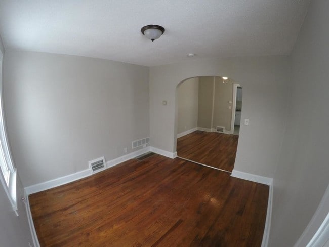 Building Photo - 1327 W 67th St