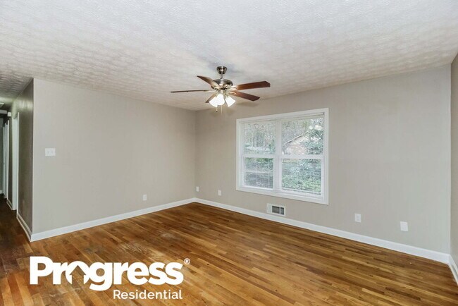 Building Photo - 554 Roxbury Dr