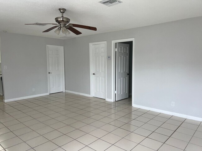 Building Photo - Apartments At Holly Dr