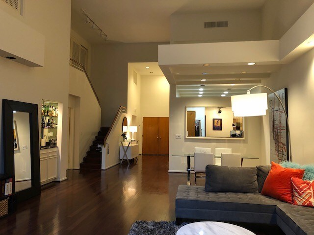 Primary Photo - 1520 S Beverly Glen Blvd