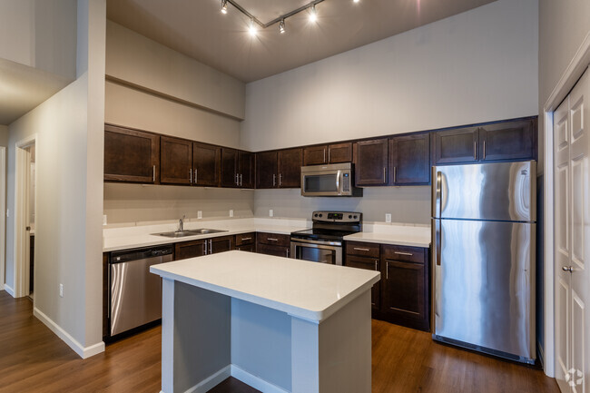 2BR, 2BA - 962 SF - West Parc