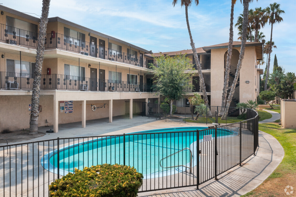 Carlyle Courtyard - Apartments in Anaheim, CA | Westside Rentals