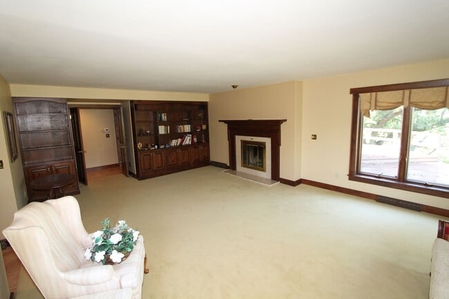 Building Photo - Incredible home on a private & secluded lot.