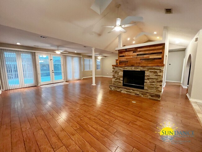 Foto del edificio - Gorgeous 3 Bedroom home with Pool in Crest...