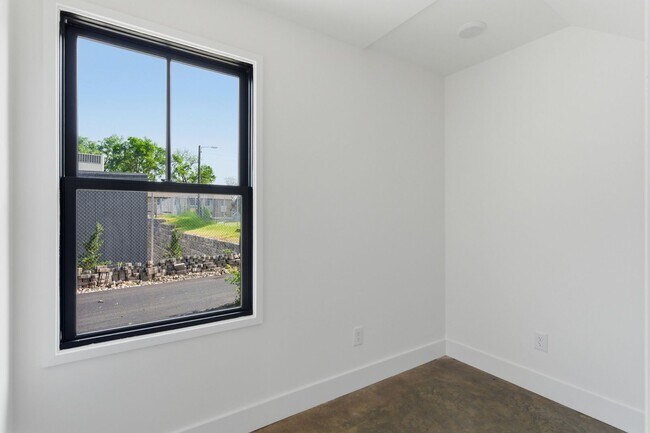 Foto del edificio - Sleek East Nashville New Construction Studio