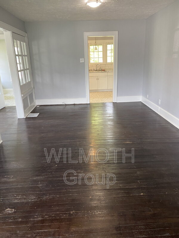 Foto del edificio - 1000 E 8th St