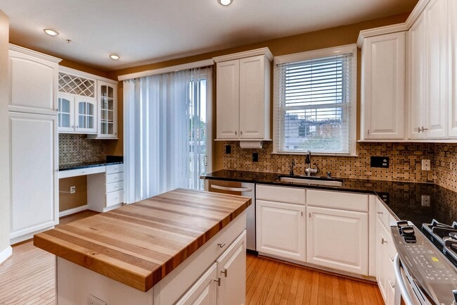 Building Photo - 1290 Harbor Island Walk