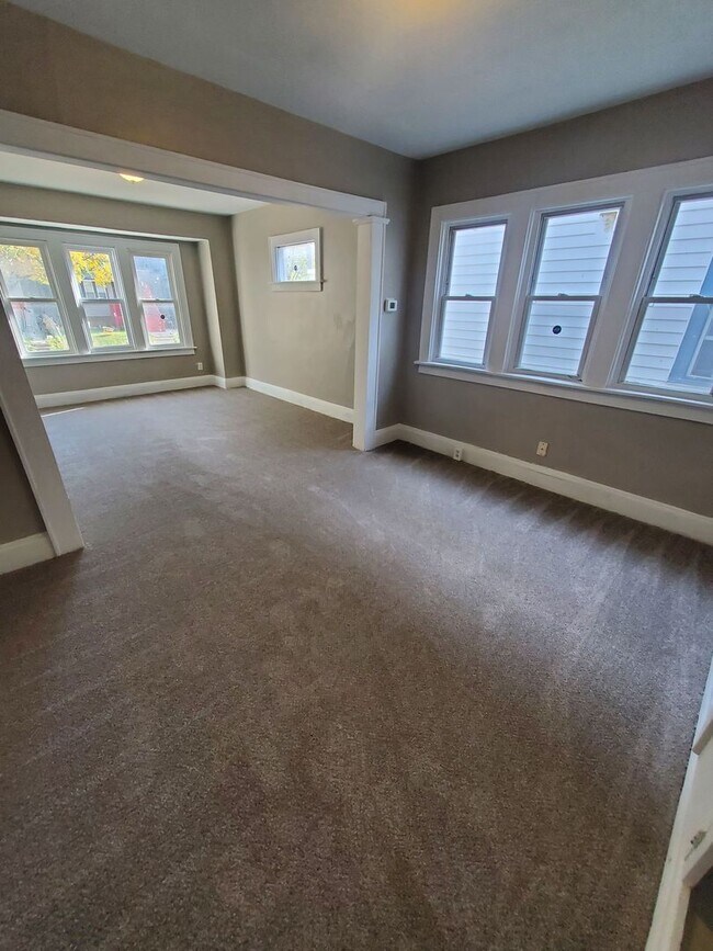 Building Photo - 3 Bedroom Single Family