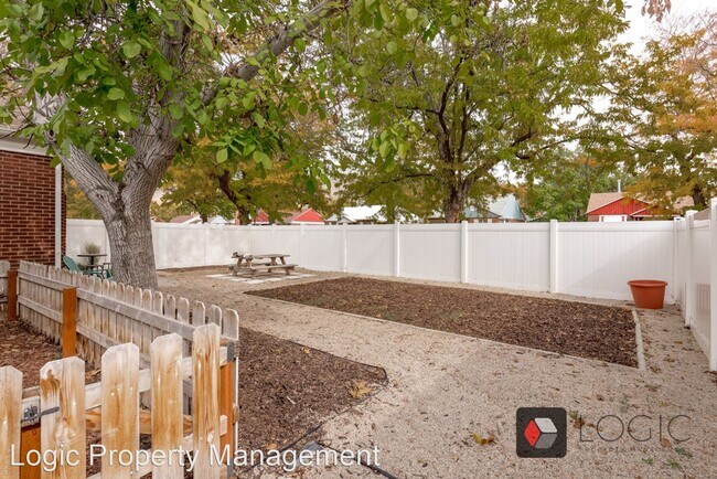 Building Photo - 945 Pinnocchio Dr