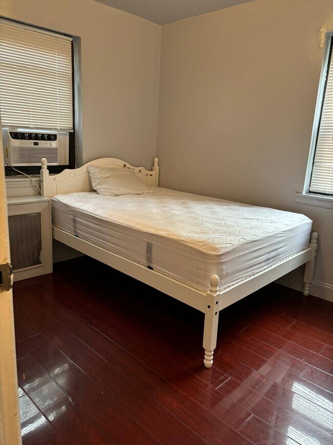 Foto del edificio - 144-46 77th Rd