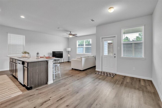 Foto del edificio - Beautifully maintained 2-story home in the desirable Camillo Lakes community, offering 3 bedrooms...