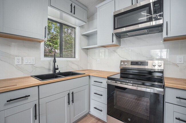 Foto del edificio - Upper-Level Duplex | $1,850/mo | All Utili...