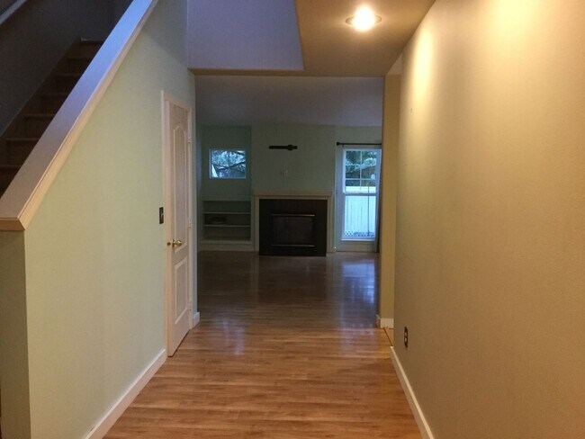 Foto del edificio - Stylish 2-Bedroom, 2.5-Bath Townhome with Garage & Private Patio