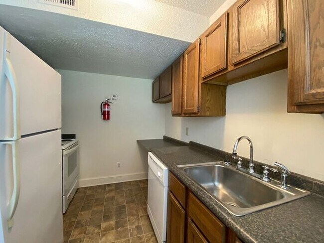 Building Photo - Hampton Hills - 2 Bedrooms, 1 Bathrooms Cl...