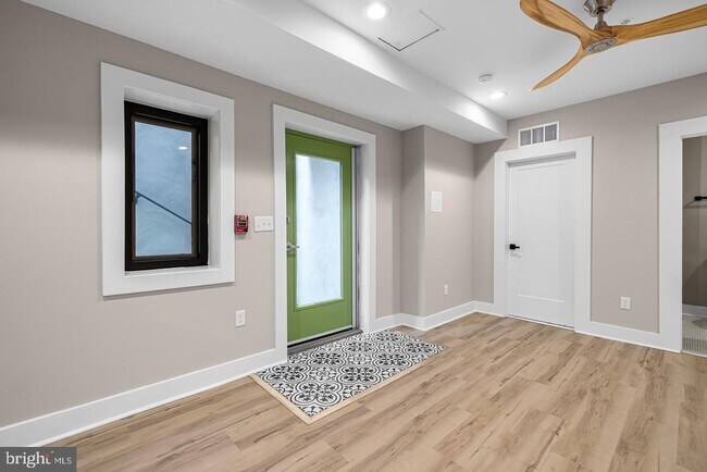 Building Photo - 400 S Conkling St