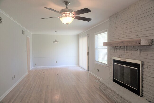 Foto del edificio - 3 Bed 2 Baths In Midtown Charmer With Covered Front Porch!